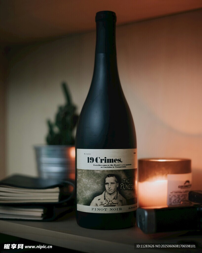 静谧氛围中的葡萄酒与烛火