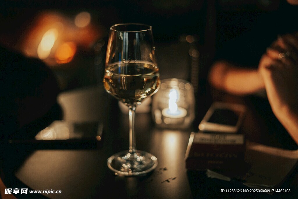 酒吧中的高脚杯与烛光