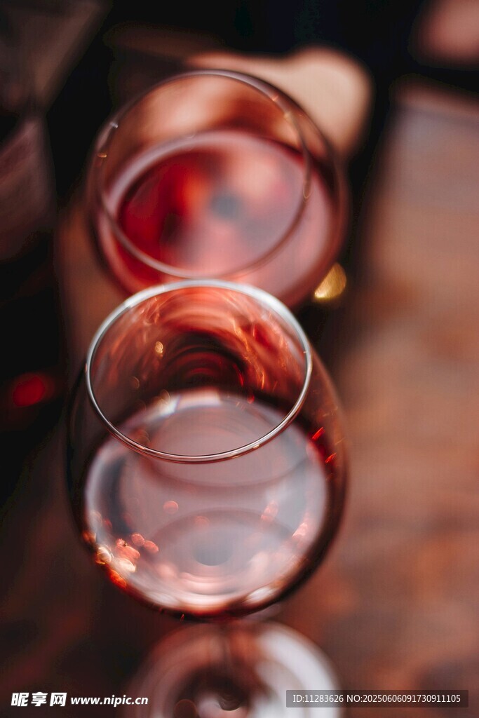两杯红酒置于木桌之上