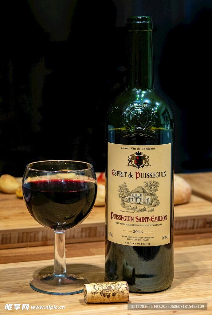 瓶装红酒与一杯斟满的酒