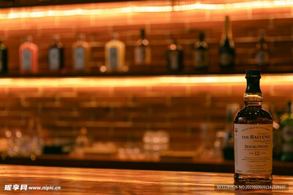 酒吧柜台的精致酒瓶
