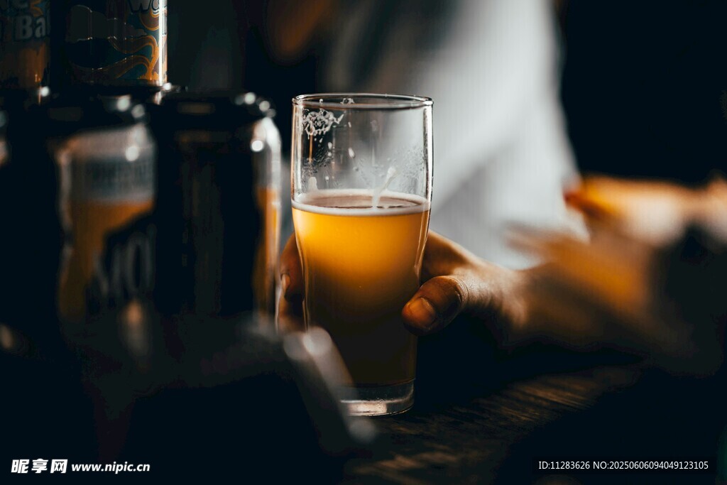 手持啤酒杯的惬意时刻