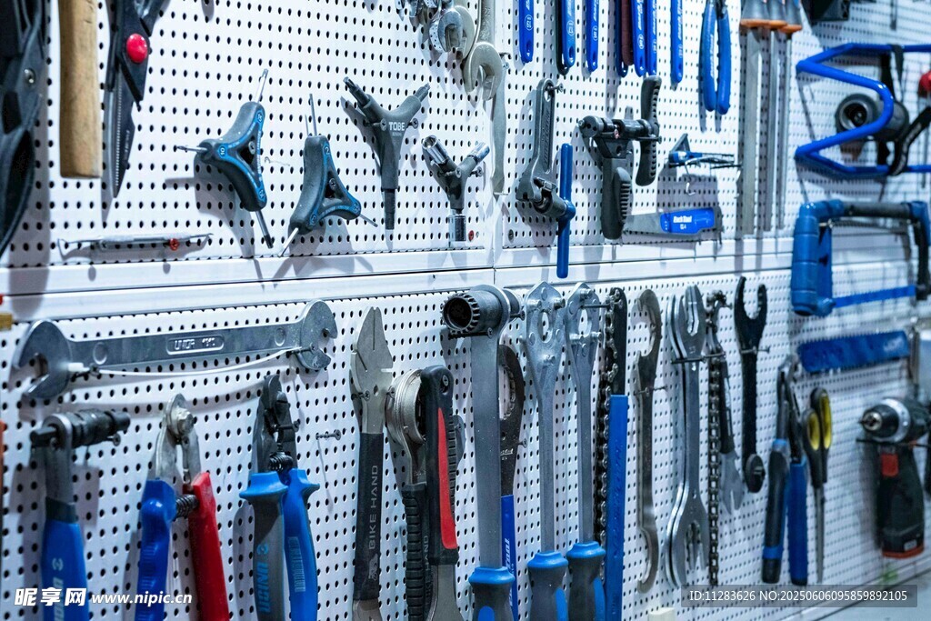 工具架上的多样工具展示