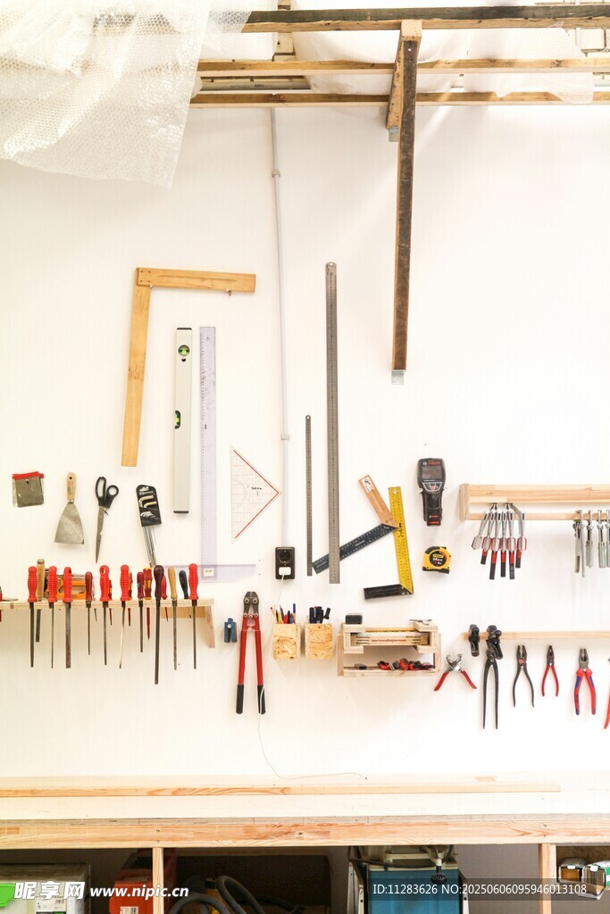 工具陈列架上的多样工具