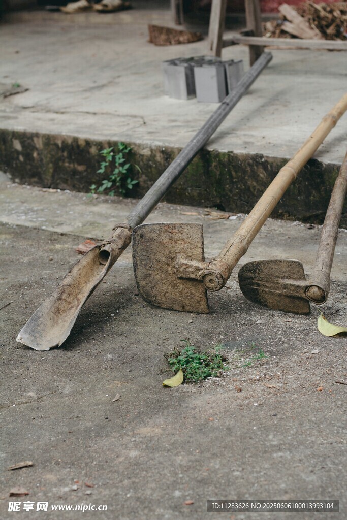 老旧农具置于地面