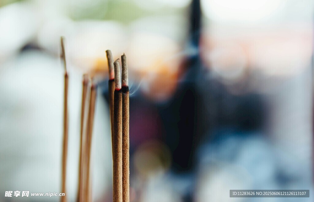 寺庙中燃烧的祈福香