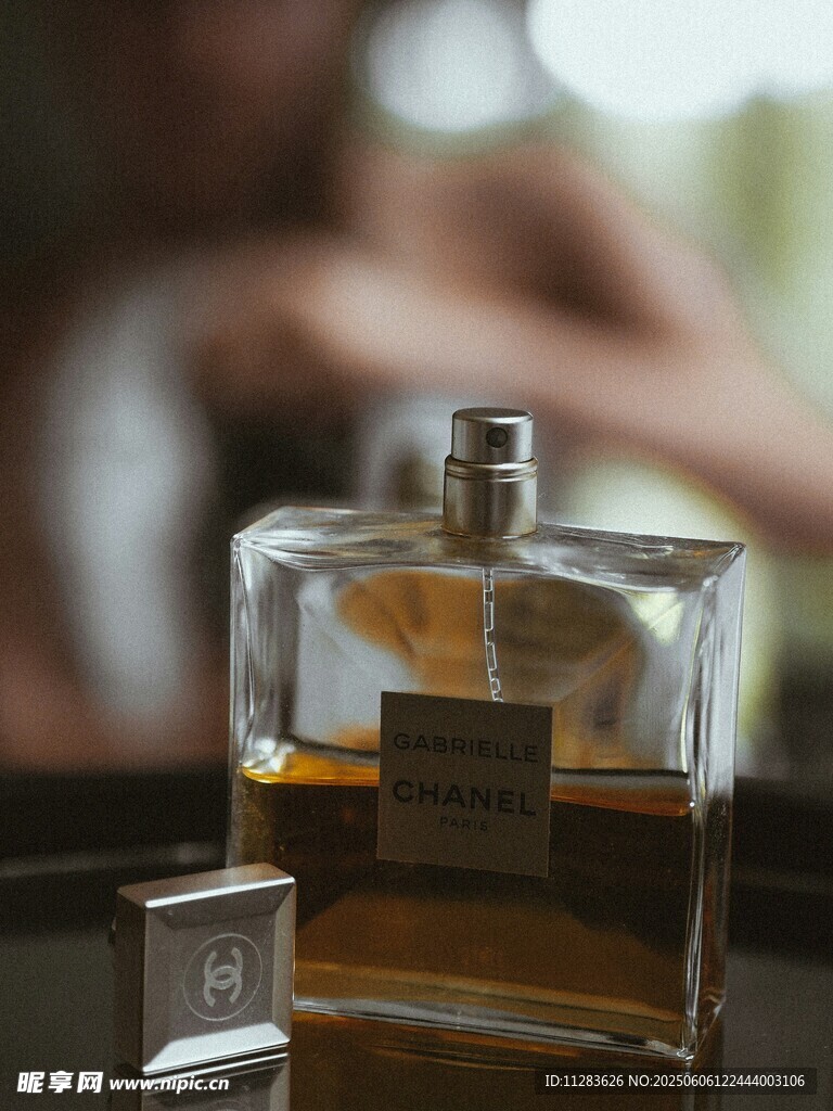 精致香水瓶与配饰