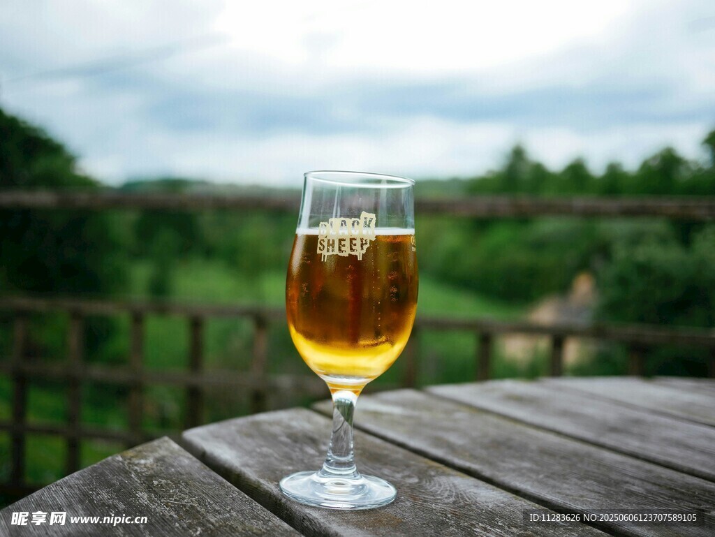 一杯金黄啤酒