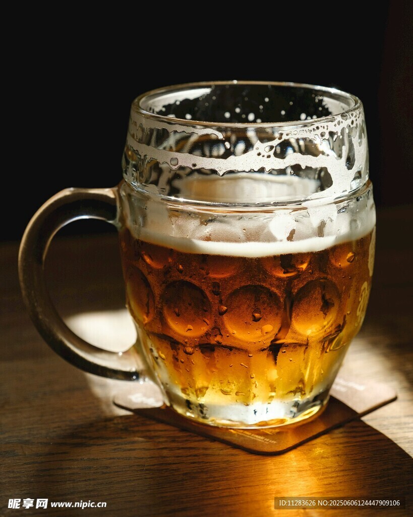 玻璃杯中满溢的金黄啤酒