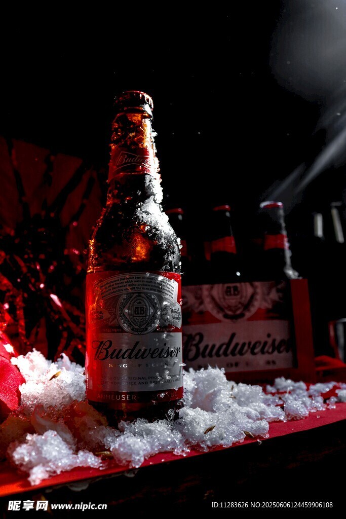 冰镇啤酒瓶置于雪中