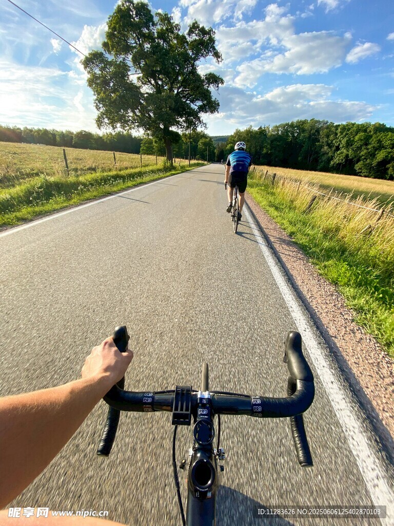 骑行者视角的公路骑行风景