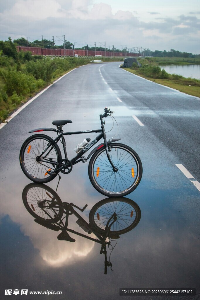 公路上静置的炫酷自行车