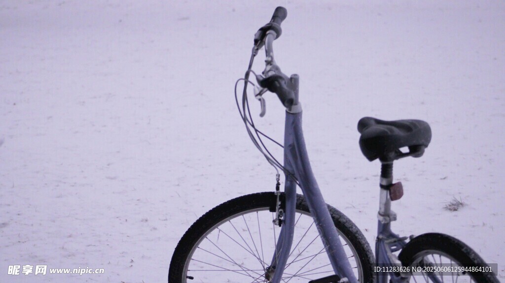 雪地中的自行车