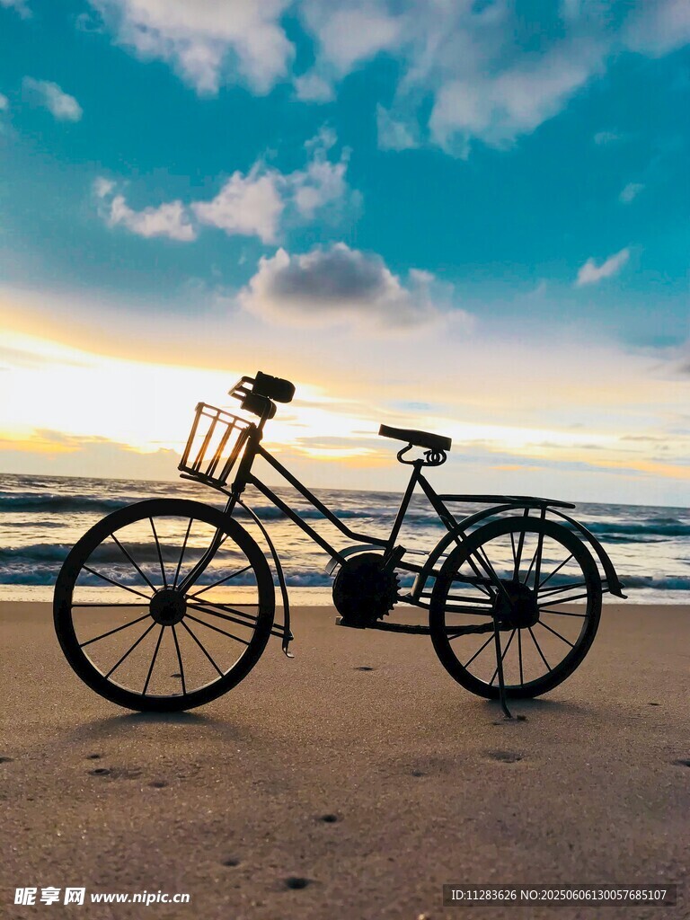 海边沙滩上的复古自行车