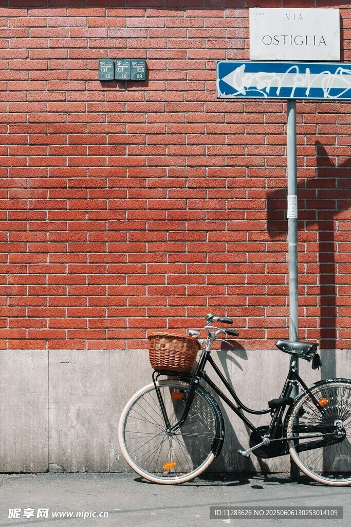 砖墙旁停靠的复古自行车