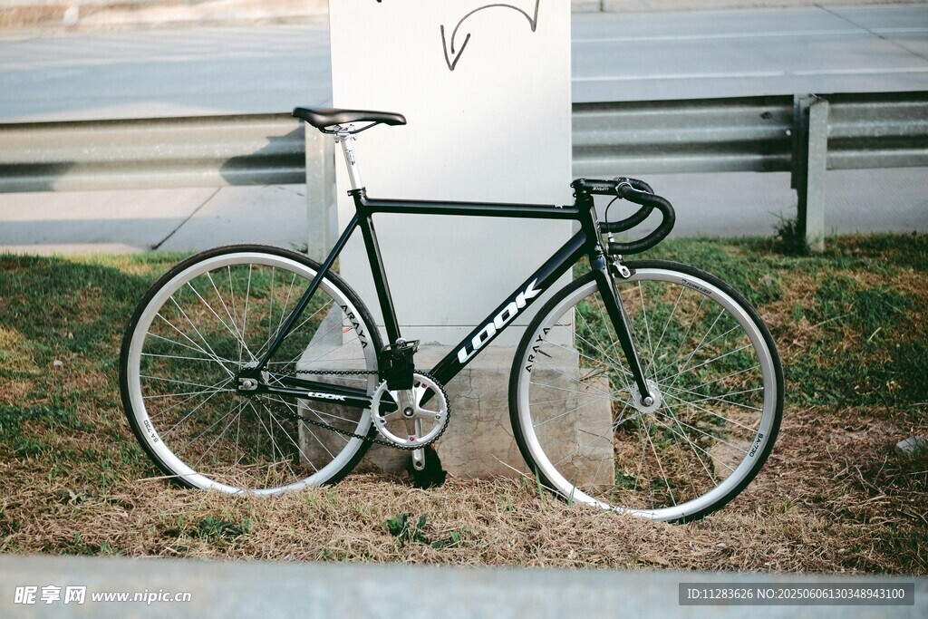 经典黑色公路自行车展示