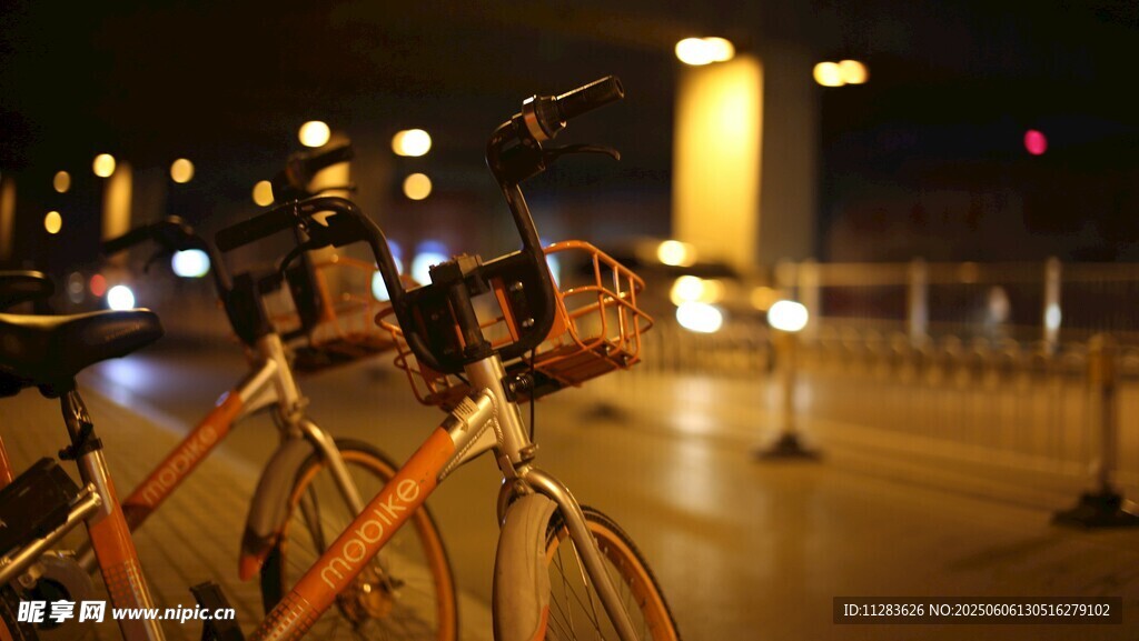 夜晚街头的复古自行车