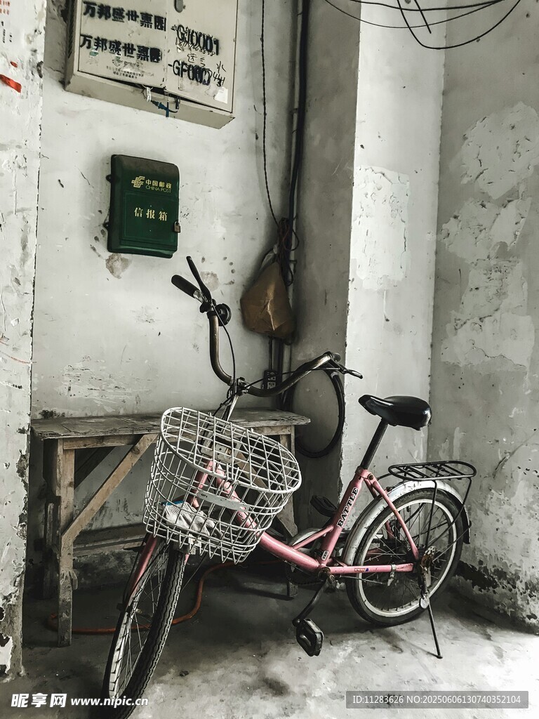 老旧角落的复古自行车