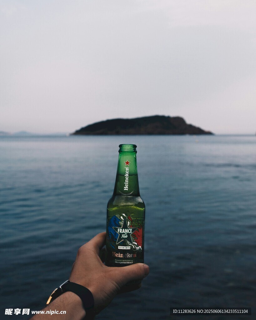 海边手持啤酒眺望小岛