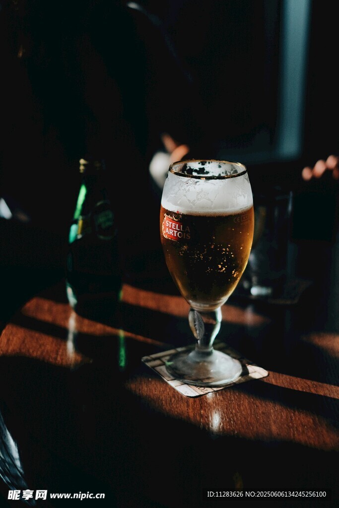 高脚杯中的泡沫啤酒