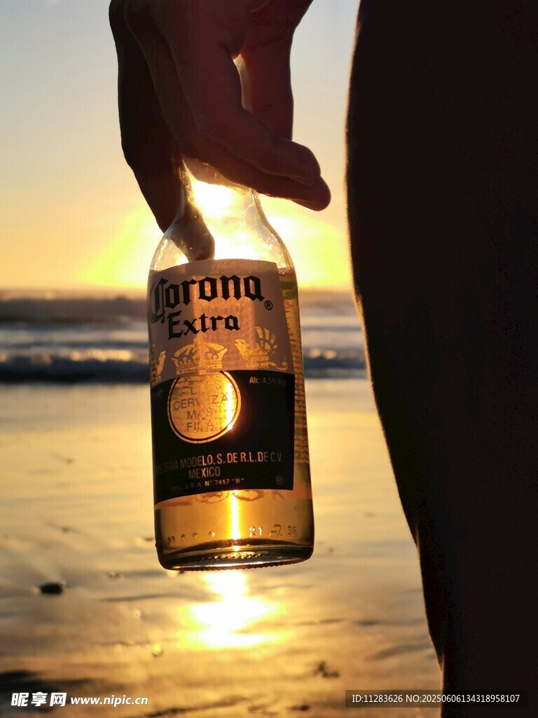 海边手持啤酒瓶的惬意时刻