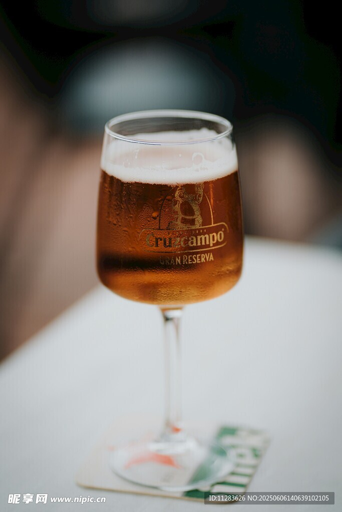 高脚杯中的琥珀色啤酒