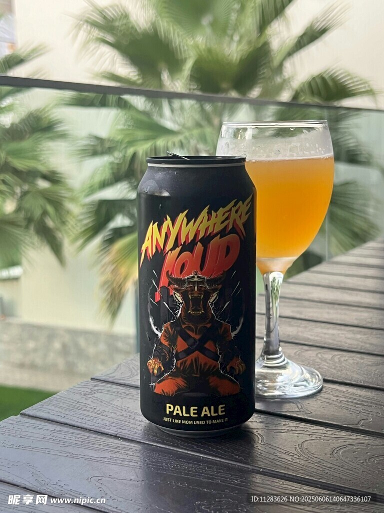 罐装精酿啤酒与玻璃杯饮品