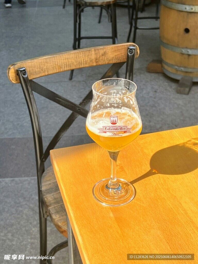 户外桌上的一杯精酿啤酒