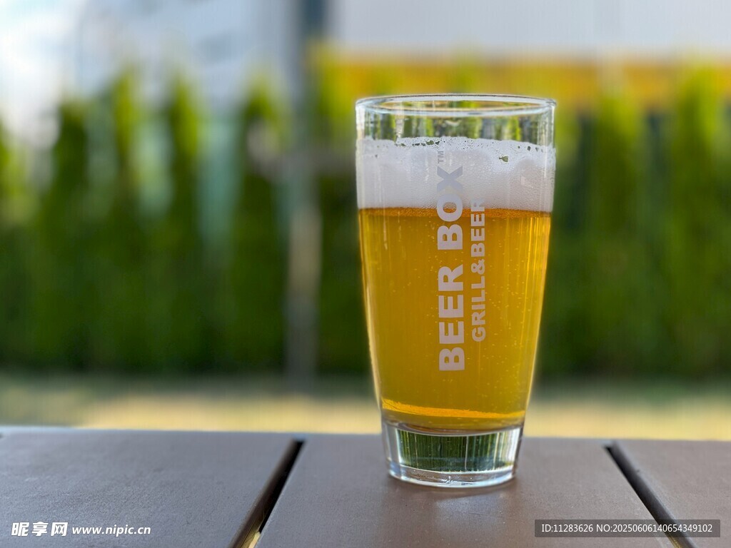 桌上的一杯精酿啤酒