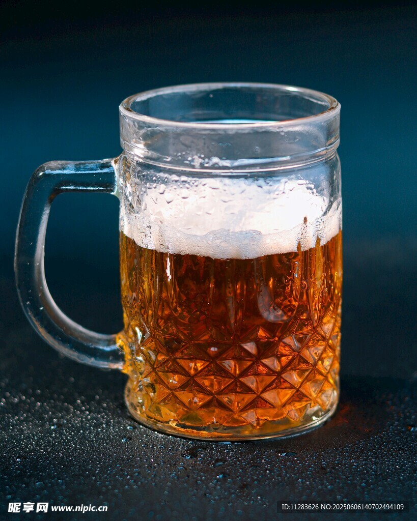 玻璃杯中满溢的金黄啤酒