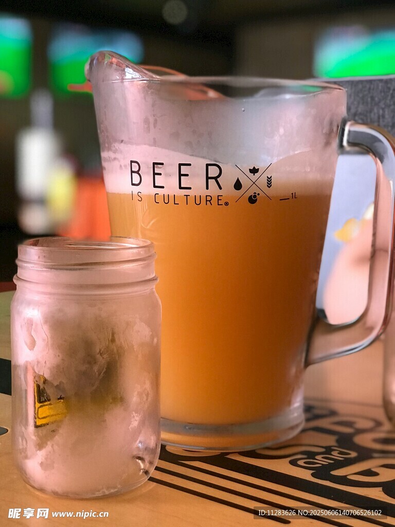 鲜酿啤酒与佐料罐的组合