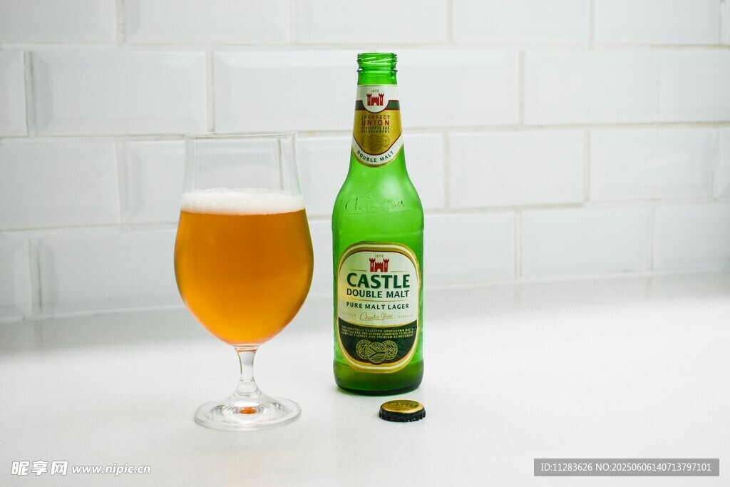 绿瓶啤酒搭配满溢啤酒杯