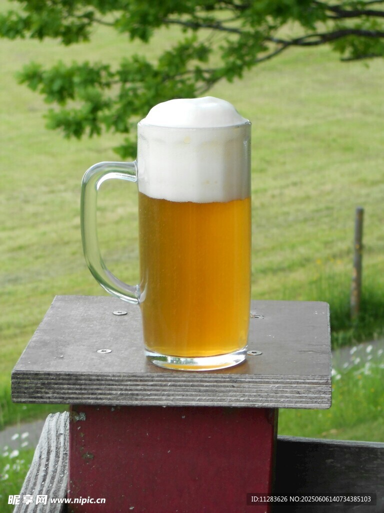 户外木桌上的啤酒杯