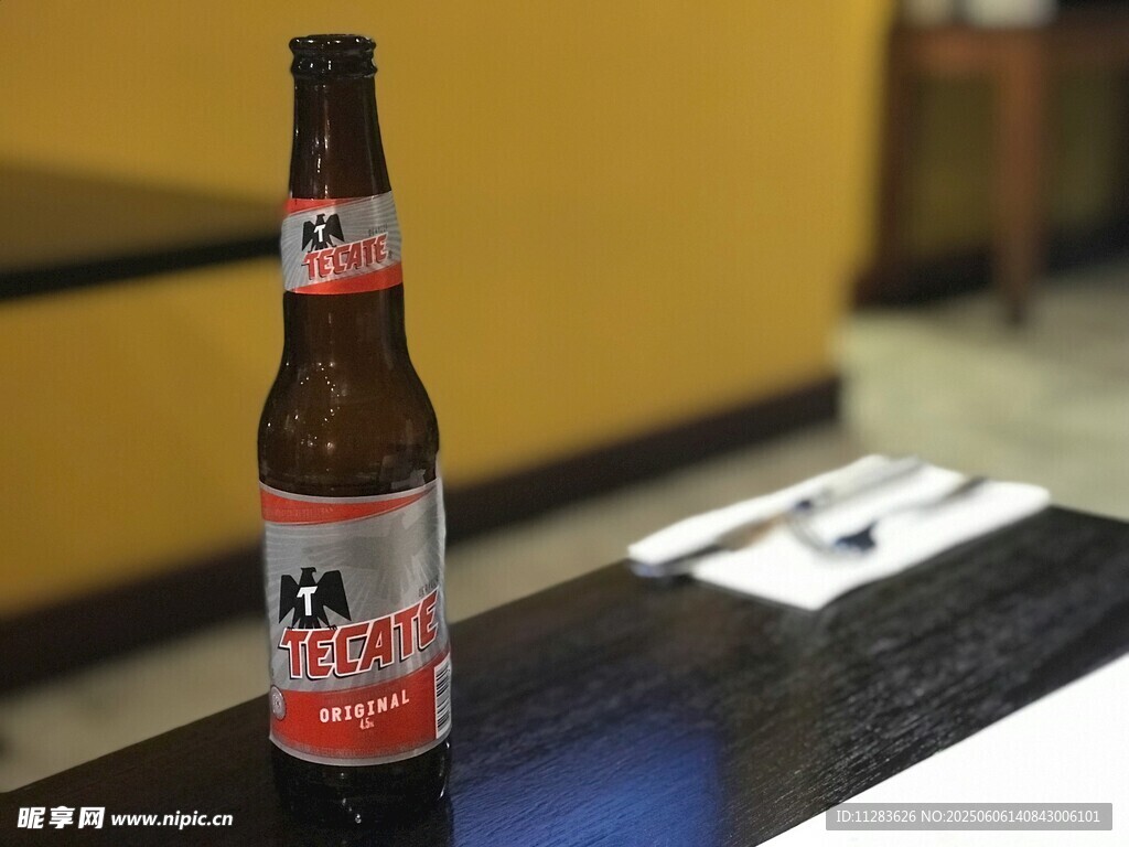 桌上的啤酒瓶