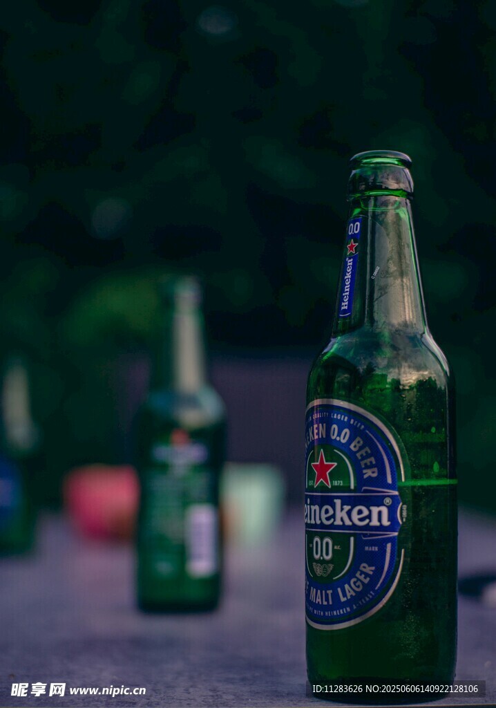户外摆放的喜力啤酒瓶