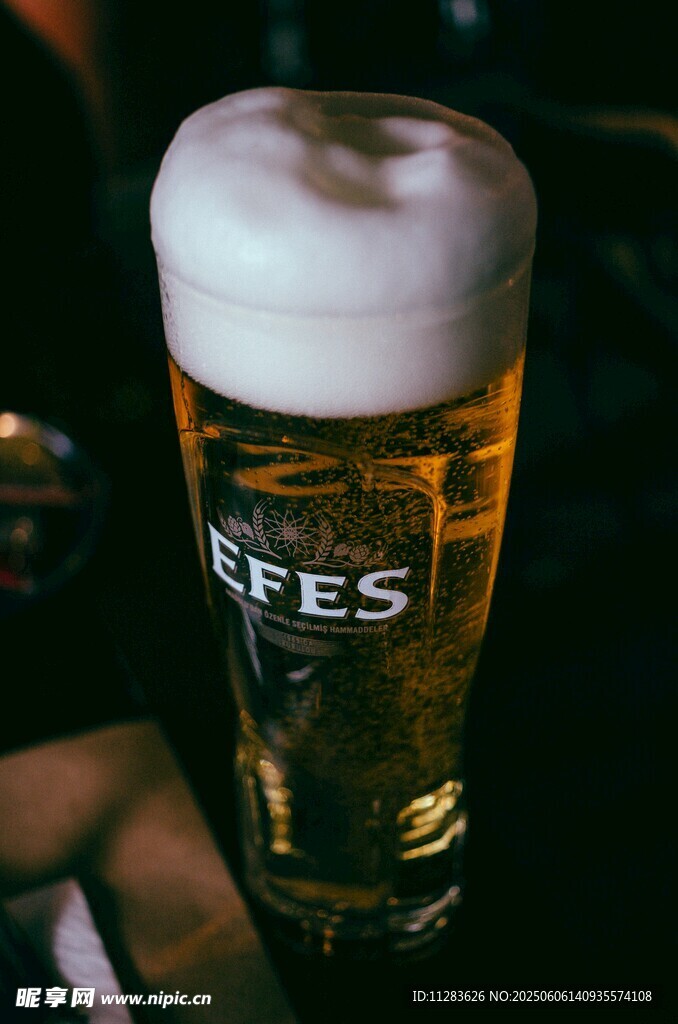 一杯泡沫丰富的精酿啤酒