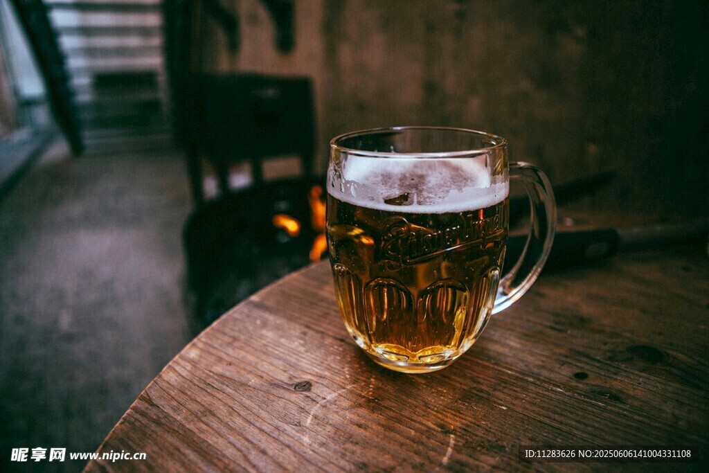 木桌上的啤酒杯