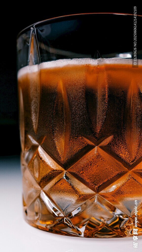 琥珀色威士忌装于水晶杯