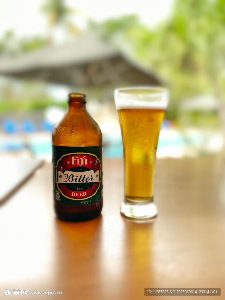 桌上的啤酒瓶与啤酒杯