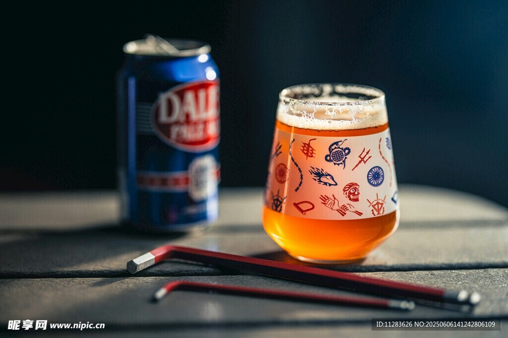 罐装啤酒与精酿啤酒杯