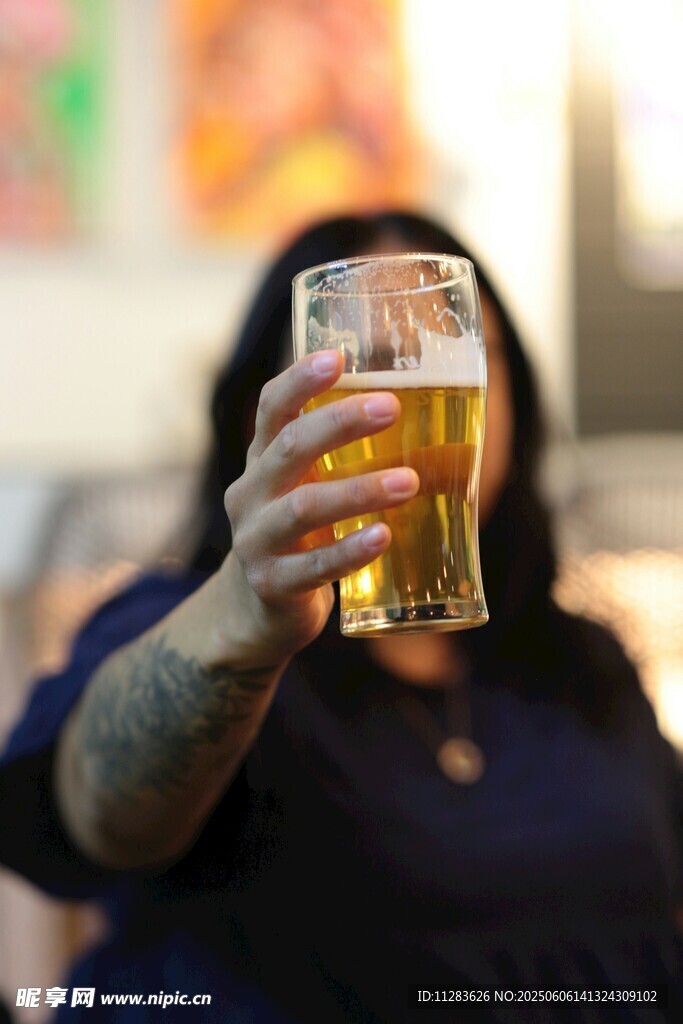 手持啤酒杯的惬意瞬间