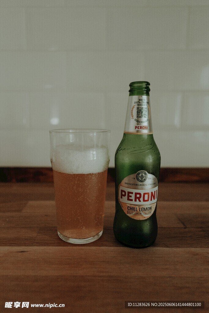 桌上的啤酒瓶与啤酒杯