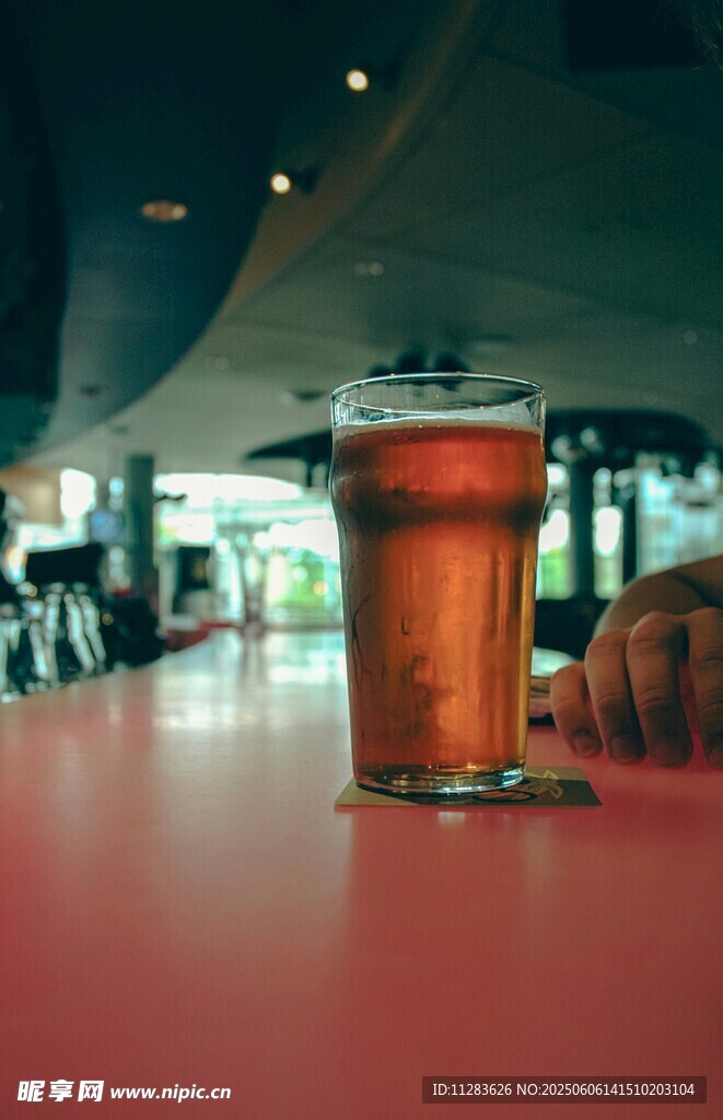 酒吧内的一杯啤酒