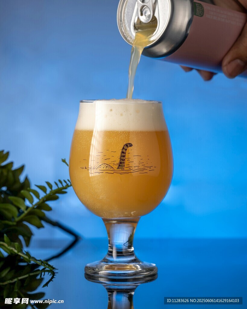 罐装啤酒倒入高脚杯