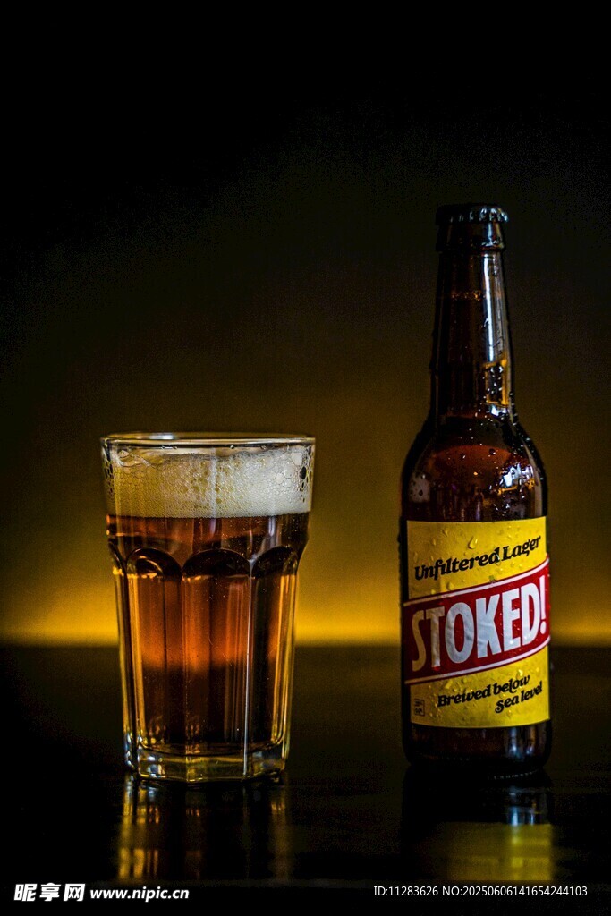 琥珀啤酒瓶与满溢的酒杯