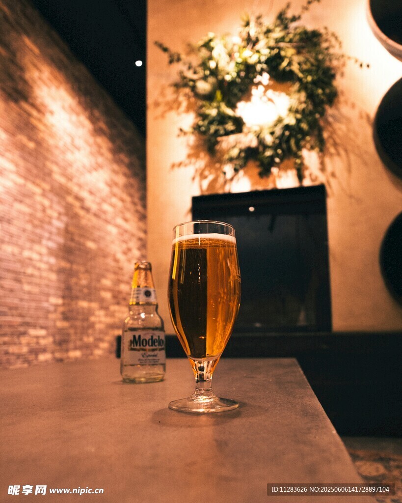 酒吧内的一杯金黄啤酒