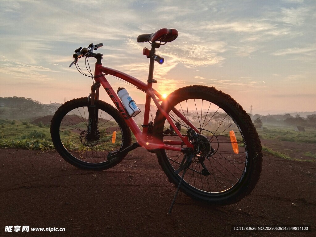 夕阳下的山地自行车