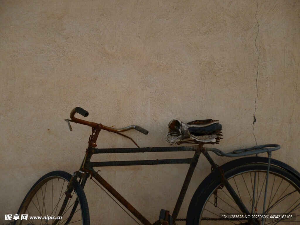 靠墙的复古自行车