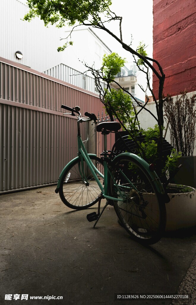 巷子里的复古自行车