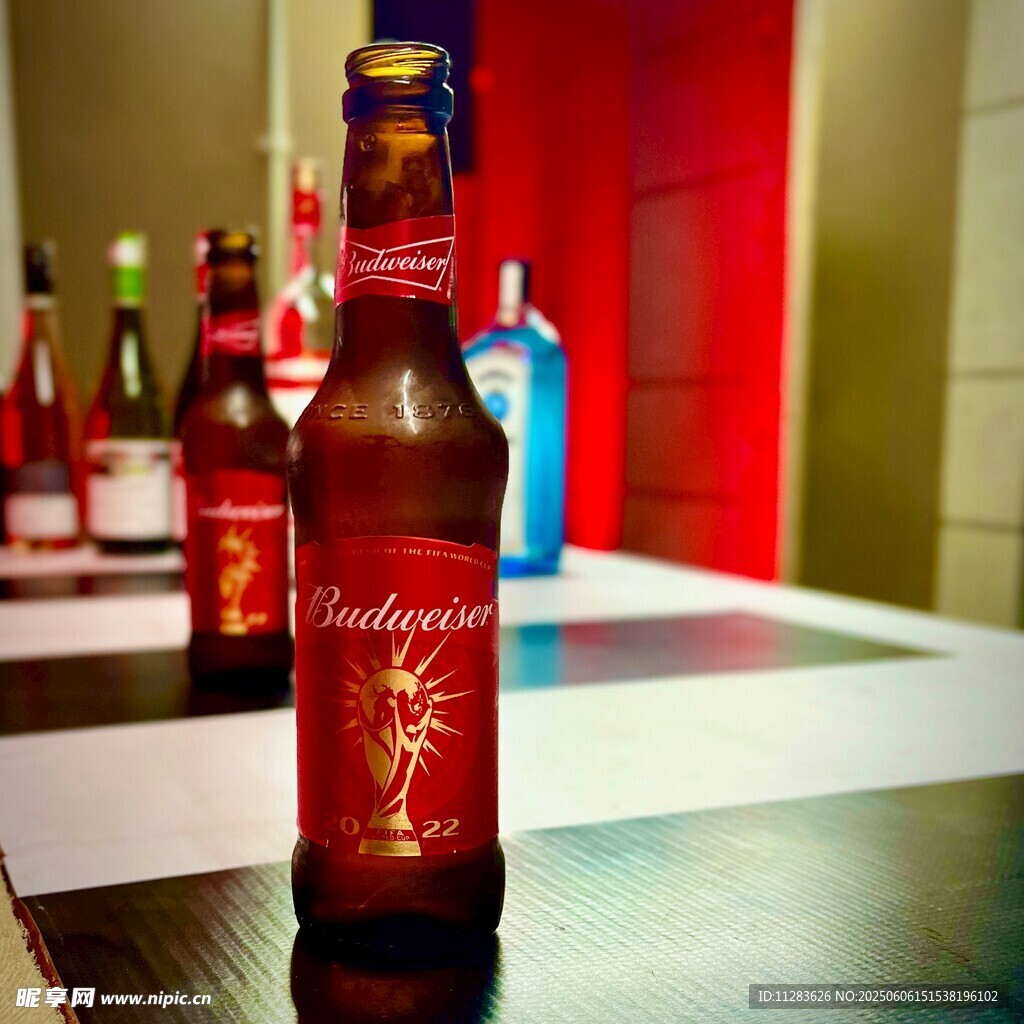 桌上的精美啤酒瓶